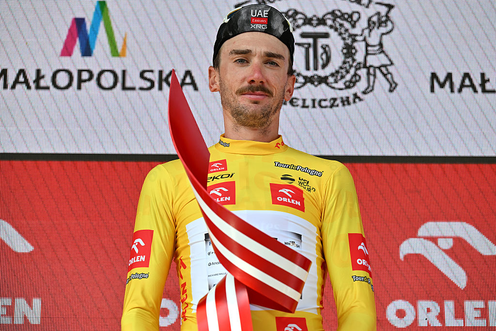 WIELICZKA, POLONIA - 10 DE AGOSTO: Brandon McNulty de Estados Unidos y UAE Team Emirates - XRG celebra en el podio como líder amarillo y ganador final de la carrera durante el 82.o Tour de Polonia 2025, etapa 7, una etapa de contrarreloj individual de 12,5 km de Wieliczka a Wieliczka / #UCIWT / el 10 de agosto de 2025 en Wieliczka, Polonia. (Foto de Luc Claessen/Getty Images)