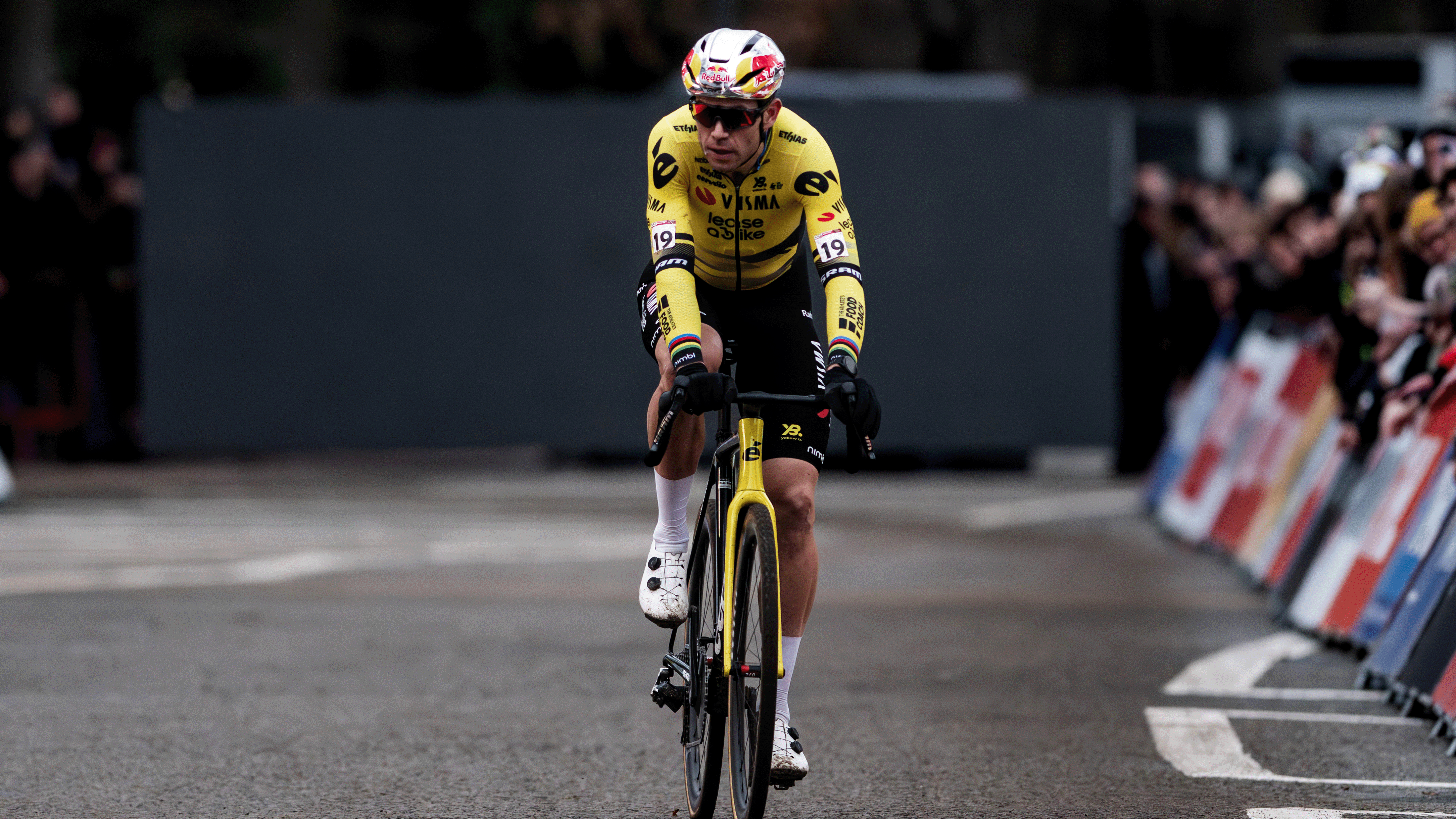 AMBERES, BÉLGICA - 20 DE DICIEMBRE: Wout Van Aert de Bélgica y el equipo Visma | Lease a Bike compite durante la 19.ª Copa del Mundo de ciclocross UCI Antwerpen 2025 - Elite masculina el 20 de diciembre de 2025 en Antwerpen, Bélgica. (Foto de Billy Ceusters/Getty Images)