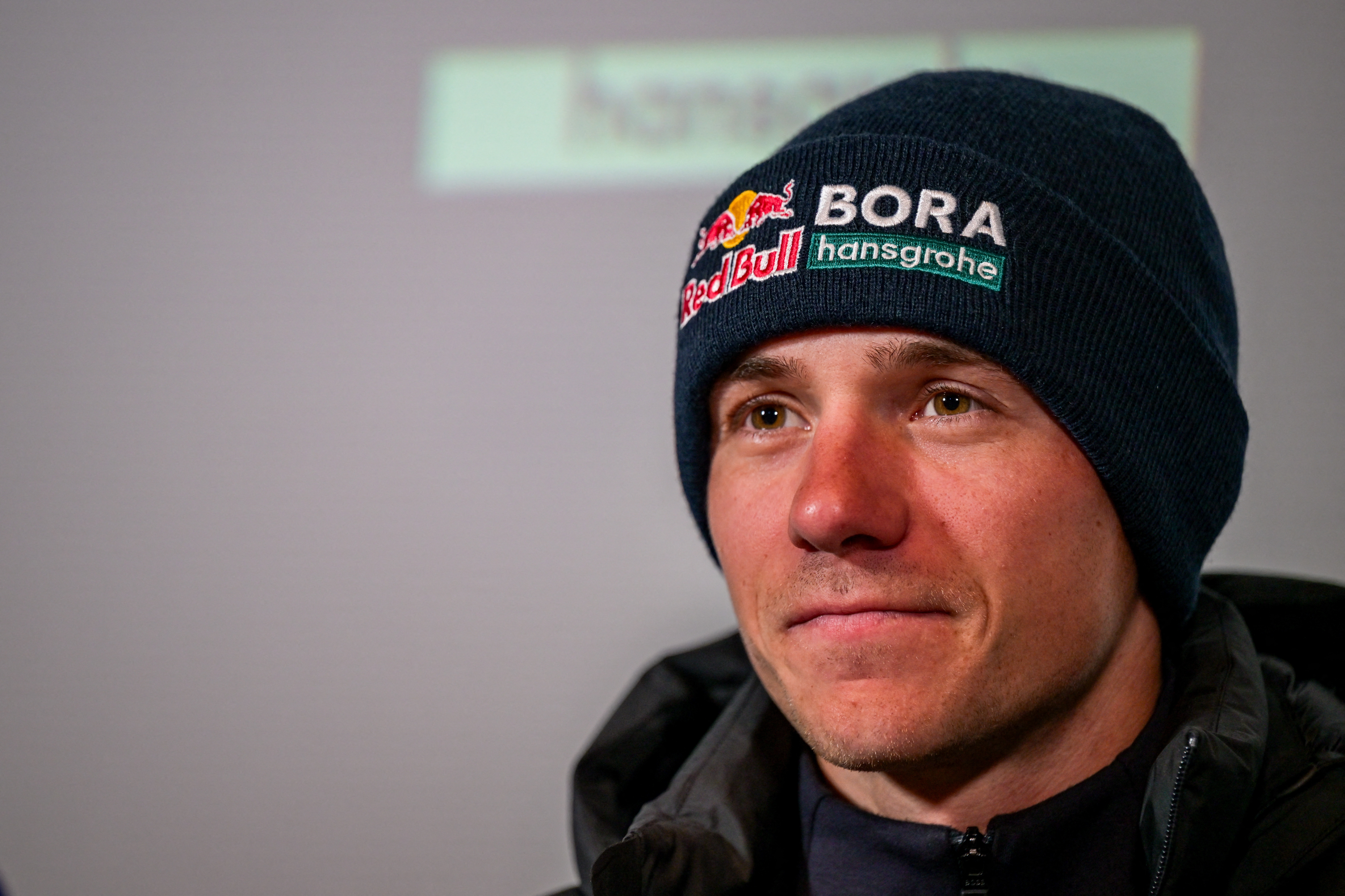 El belga Remco Evenepoel de Red Bull-BORA-hansgrohe fotografiado durante una conferencia de prensa del equipo ciclista Red Bull - Bora - Hansgrohe antes de la carrera ciclista Ronde van Vlaanderen / Tour des Flandres / Tour of Flanders, el viernes 03 de abril de 2026 en Ledegem. La 110ª edición de la carrera ciclista tendrá lugar el domingo 5 de abril. BELGA FOTO DAVID PINTENS (Foto de DAVID PINTENS / BELGA MAG / Belga / AFP vía Getty Images)