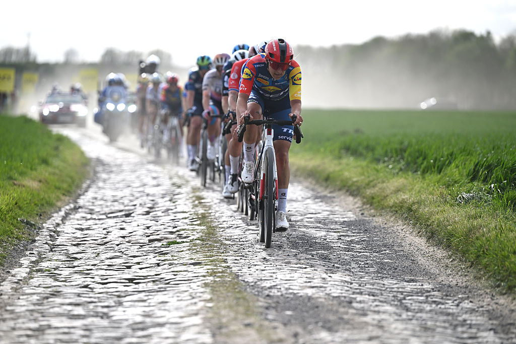 Lucinda Brand de Holanda y el equipo Lidl - Trek compiten durante la 6ª Paris-Roubaix Femmes Hauts-de-France 2026 