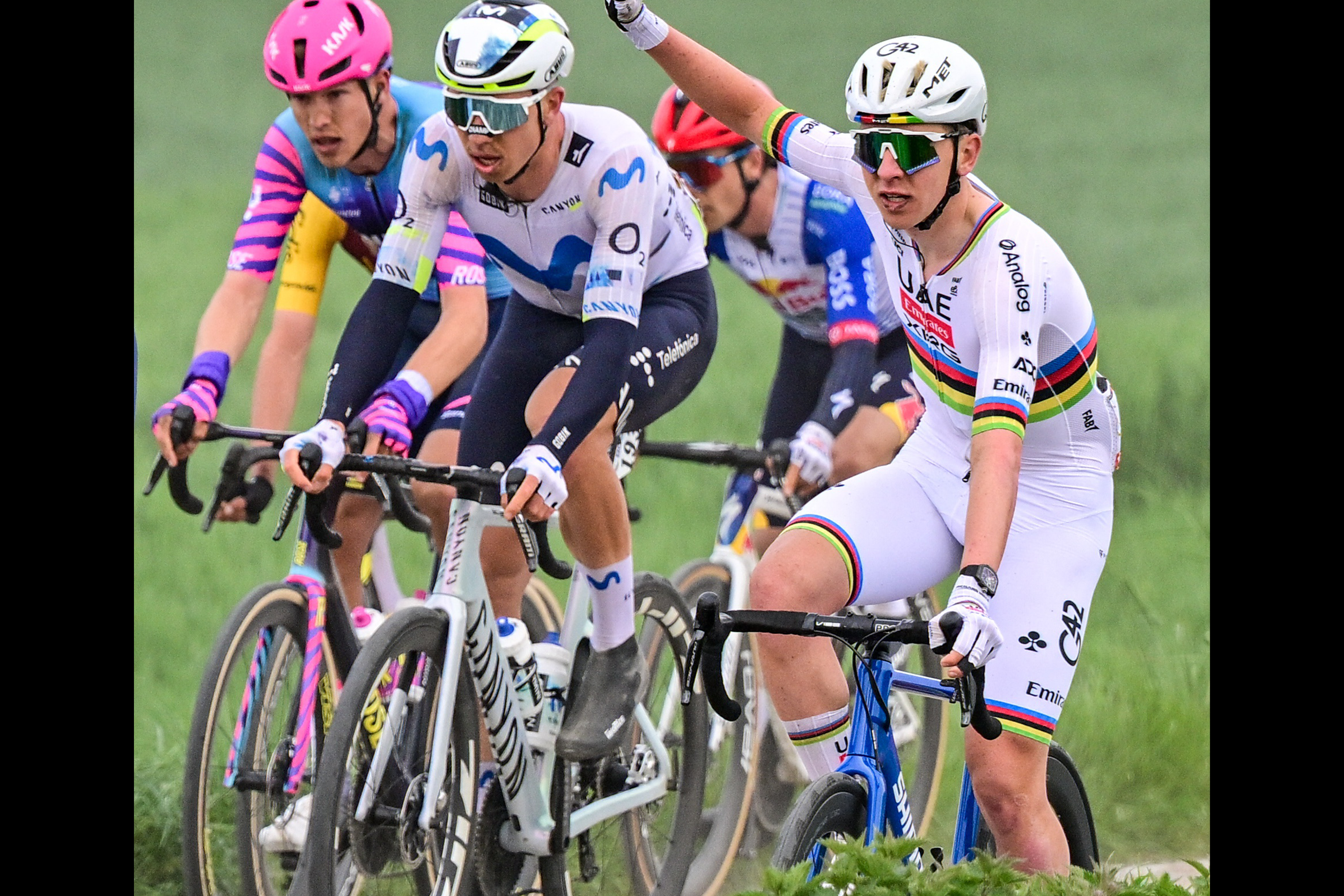 Tadej Pogacar obligado a usar una bicicleta Shimano de repuesto