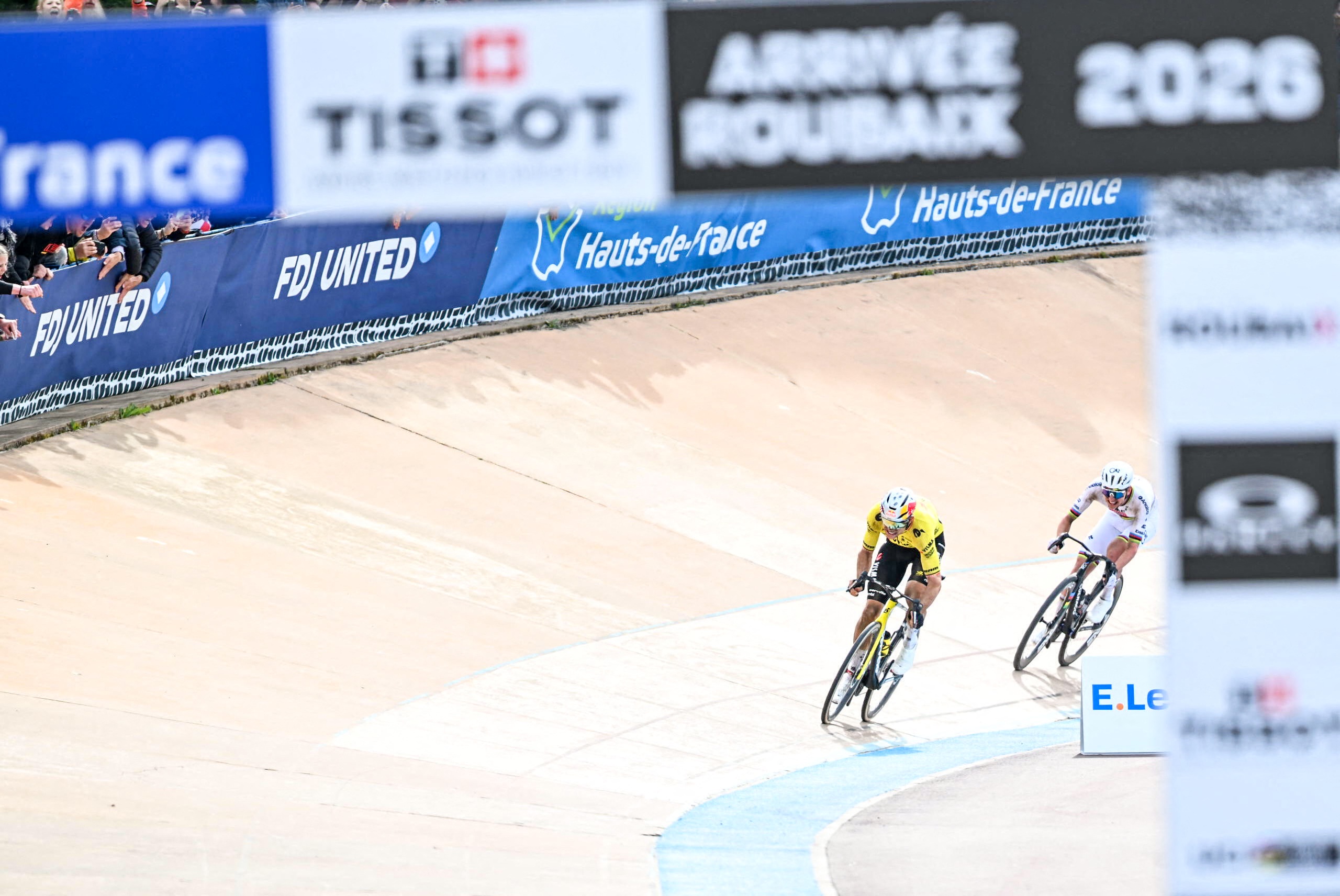 El belga Wout van Aert del equipo Visma-Lease a Bike y el esloveno Tadej Pogacar del equipo Emirates-XRG de los EAU fotografiados en acción durante la carrera ciclista masculina París-Roubaix, el domingo 12 de abril de 2026, alrededor de Roubaix, Francia. La 123ª edición de las carreras ciclistas París-Roubaix tendrá lugar el domingo: las mujeres recorrerán 143,1 km y los hombres recorrerán 258,3 km el domingo. BELGA FOTO JASPER JACOBS (Foto de JASPER JACOBS / BELGA MAG / Belga vía AFP)