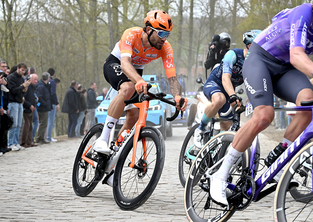 2026 Dwars puerta Vlaanderen: Filippo Ganna durante la carrera
