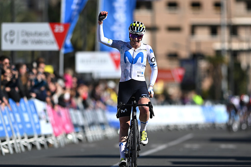 VALENCIA, ESPAÑA - 8 DE FEBRERO: Liane Lippert de Alemania y Team Movistar celebra en la línea de meta como ganadora de la carrera durante el 8º VCV Feminas Gran Premio Tuawa 2026, una carrera de un día de 94,7 km desde Bétera a Valencia el 8 de febrero de 2026 en Valencia, España. (Foto de Szymon Gruchalski/Getty Images)