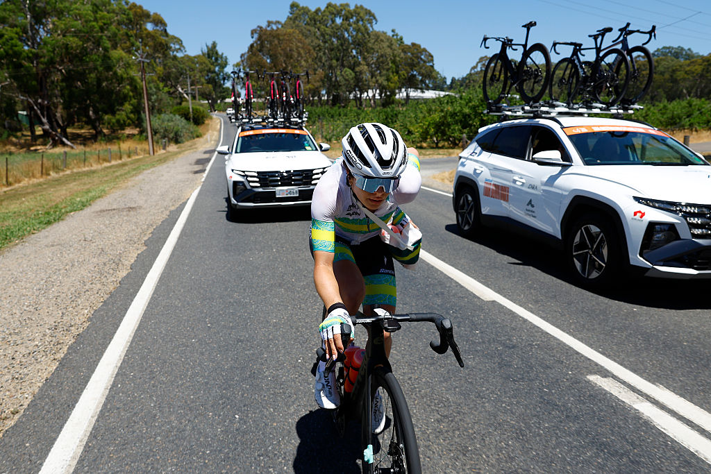 CAMPBELLTOWN, AUSTRALIA - 19 DE ENERO: Alyssa Polites de Australia y el equipo de Australia compiten durante el décimo Santos Women's Tour Down Under 2026, Etapa 3, una etapa de 126,5 km desde Norwood a Campbelltown / #UCIWWT / el 19 de enero de 2026 en Campbelltown, Australia. (Foto de Con Chronis/Getty Images)