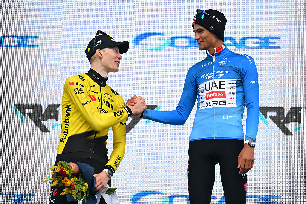 Tirreno-Adriático 2026: el subcampeón Matteo Jorgenson (izq.) y el ganador Isaac del Toro en el podio final