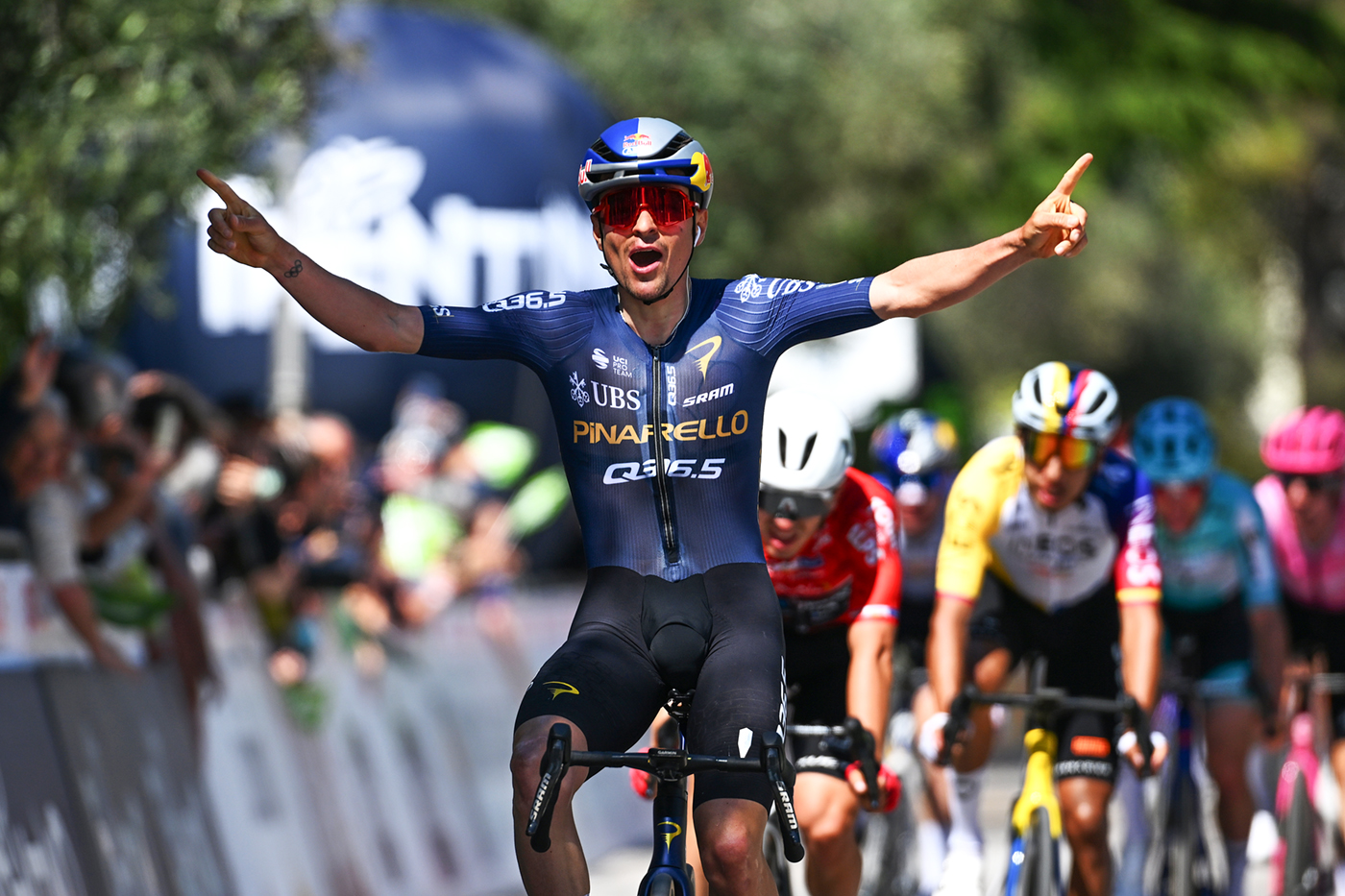 ARCO, ITALIA - 22 DE ABRIL: Thomas Pidcock de Gran Bretaña y el equipo Pinarello Q36.5 Pro Cycling celebran en la línea de meta como ganador de etapa durante el 48.o Tour de los Alpes 2026, Etapa 3, una etapa de 174,5 km desde Latsch - Laces hasta Arco el 22 de abril de 2026 en Arco, Italia. (Foto de Tim de Waele/Getty Images)