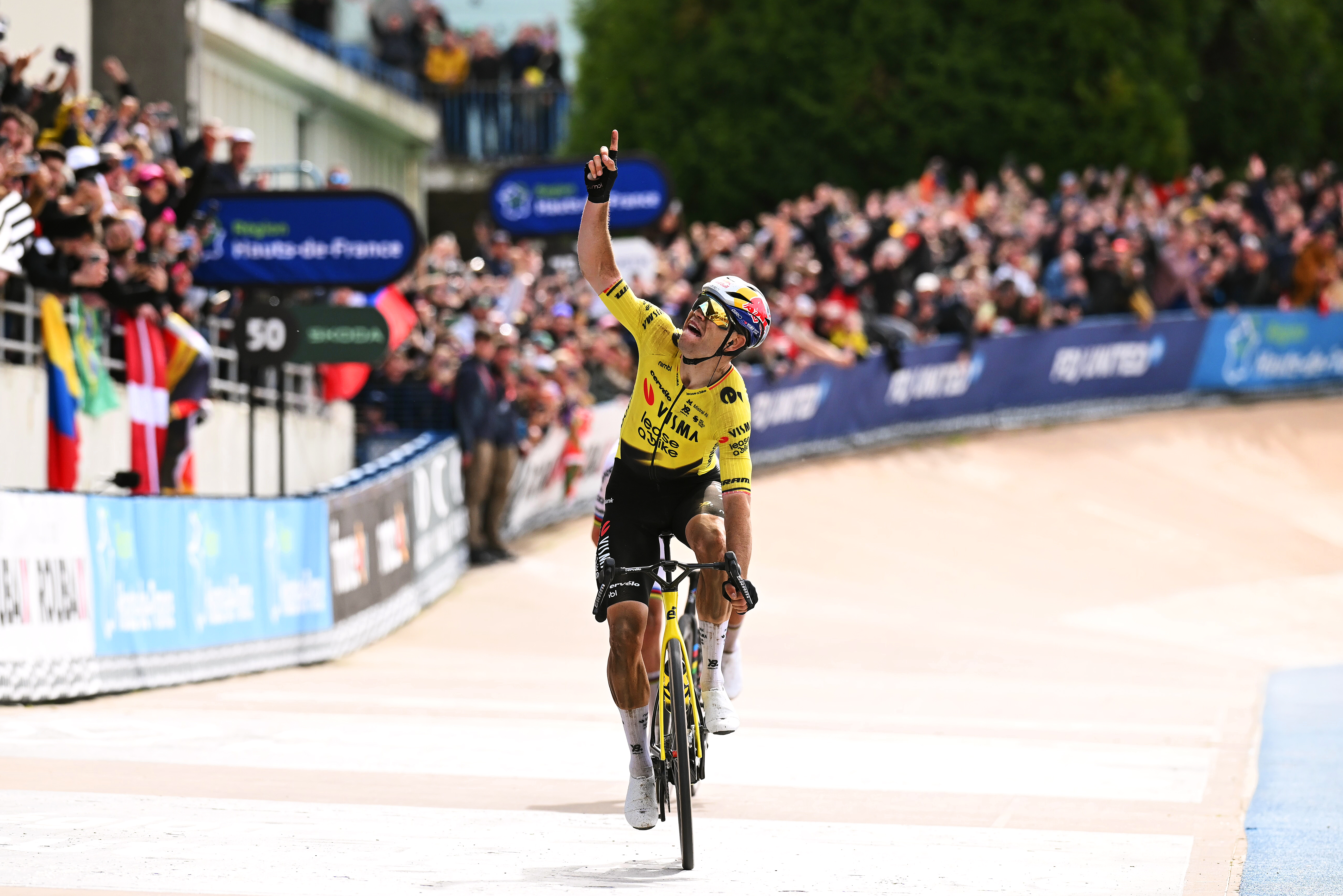 Wout van Aert celebra en la meta como ganador de la carrera París-Roubaix 2026