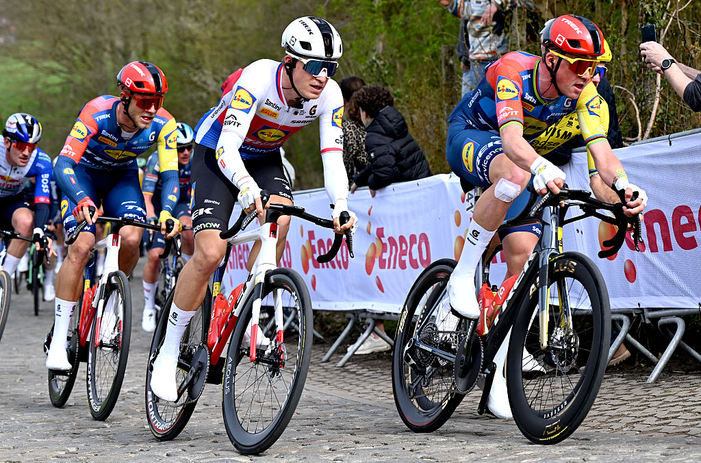 2026 Dwars Door Vlaanderen: Mads Pedersen (d) y Mathias Vacek (c) lideran la cadena Lidl-Trek