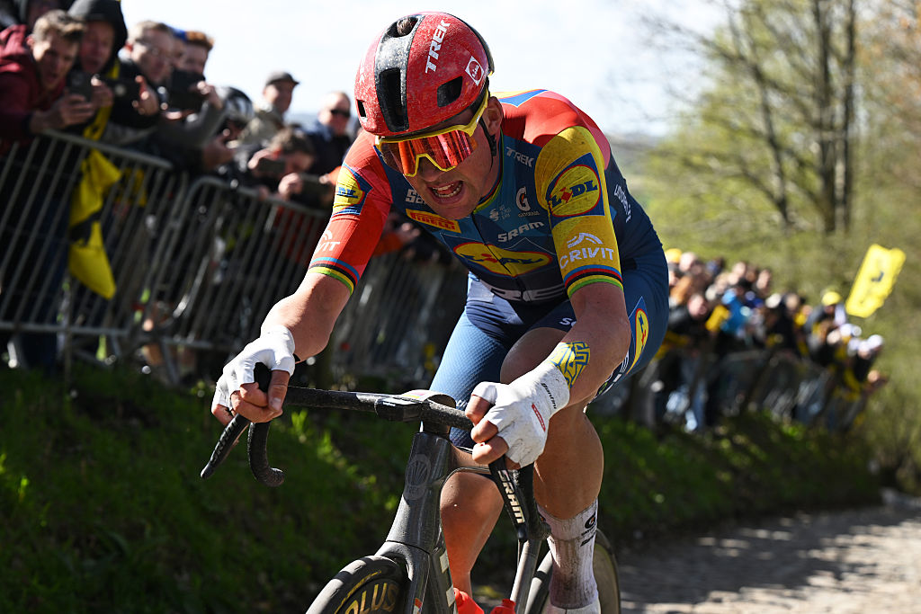 OUDENAARDE, BÉLGICA - 5 DE ABRIL: Mads Pedersen de Dinamarca y el equipo Lidl - Trek compite en el grupo de persecución pasando por el sector adoquinado de Oude Kwaremont mientras los fanáticos vitorean durante el 110.o Tour de Flandes - Ronde van Vlaanderen 2026 - Élite masculina, una carrera de un día de 278,6 km desde Amberes a Oudenaarde / #UCIWT / en abril 05 de septiembre de 2026 en Oudenaarde, Bélgica. (Foto de Dario Belingheri/Getty Images)