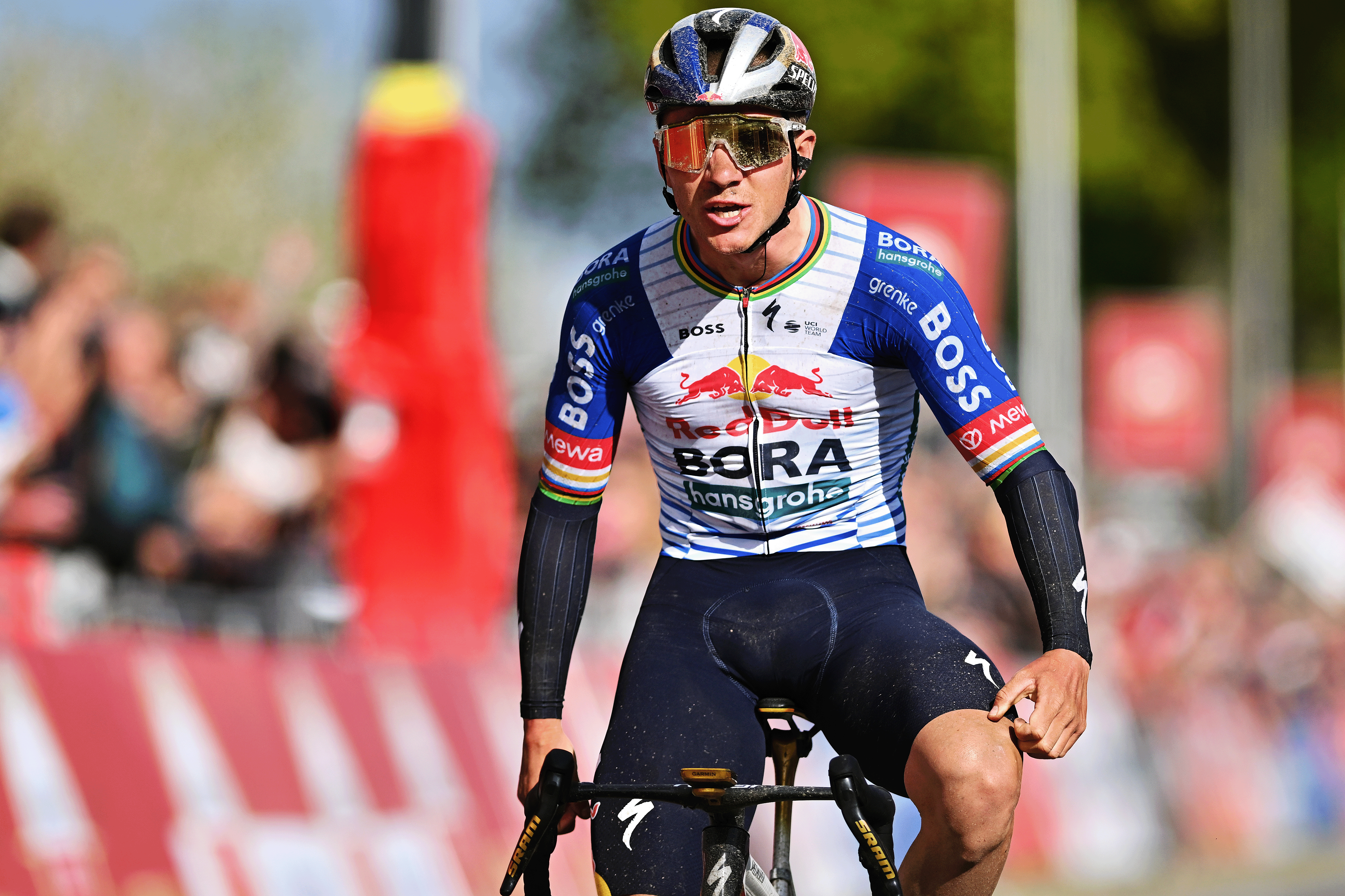 Remco Evenepoel de Bélgica y el equipo Red Bull - BORA - hansgrohe celebra en la línea de meta como ganador de la carrera durante la 60ª Amstel Gold Race 2026 