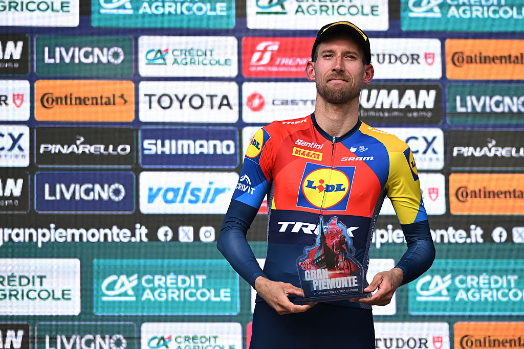 ACQUI TERME, ITALIA - 9 DE OCTUBRE: Bauke Mollema de Holanda y el equipo Lidl - Trek en el tercer lugar posa en la ceremonia del podio después del 109º Gran Piemonte 2025, una carrera de un día de 179 km desde Dogliani a Acqui Terme el 9 de octubre de 2025 en Acqui Terme, Italia. (Foto de Dario Belingheri/Getty Images)