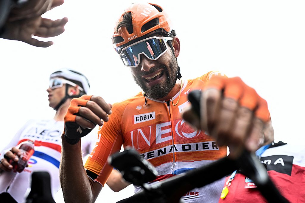 El ciclista italiano de INEOS Grenadiers, Filippo Ganna, celebra después de ganar la carrera de élite masculina del evento ciclista Dwars door Vlaanderen, 184,6 km de Roeselare a Waregem el 1 de abril de 2026. (Foto de JASPER JACOBS / BELGA / AFP) / Bélgica FUERA