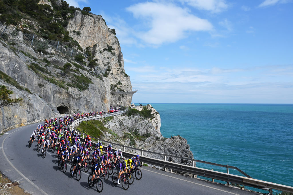 SANREMO, ITALIA - 22 DE MARZO: Una vista general del pelotón pasando por un paisaje durante la primera Sanremo Women 2025, una carrera de un día de 156 km desde Génova a Sanremo / #UCIWWT / el 22 de marzo de 2025 en Sanremo, Italia. (Foto de Tim de Waele/Getty Images)