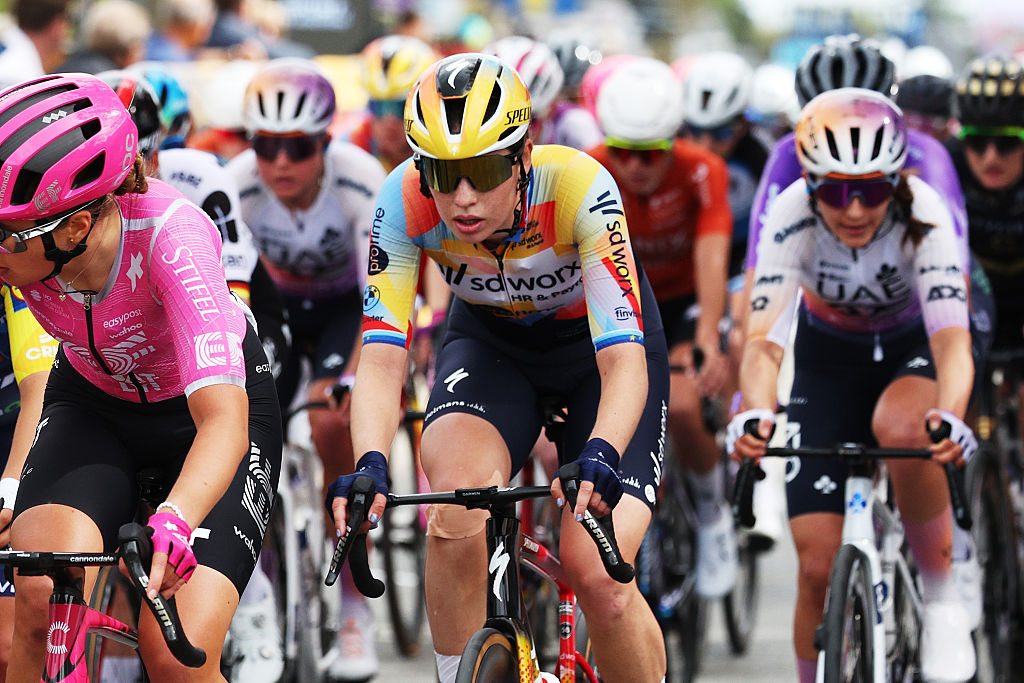 Una toma del pelotón durante el Brabantse Pijl 2026 femenino, centrándose en Mischa Bredewold (SD Worx-Protime) en el centro