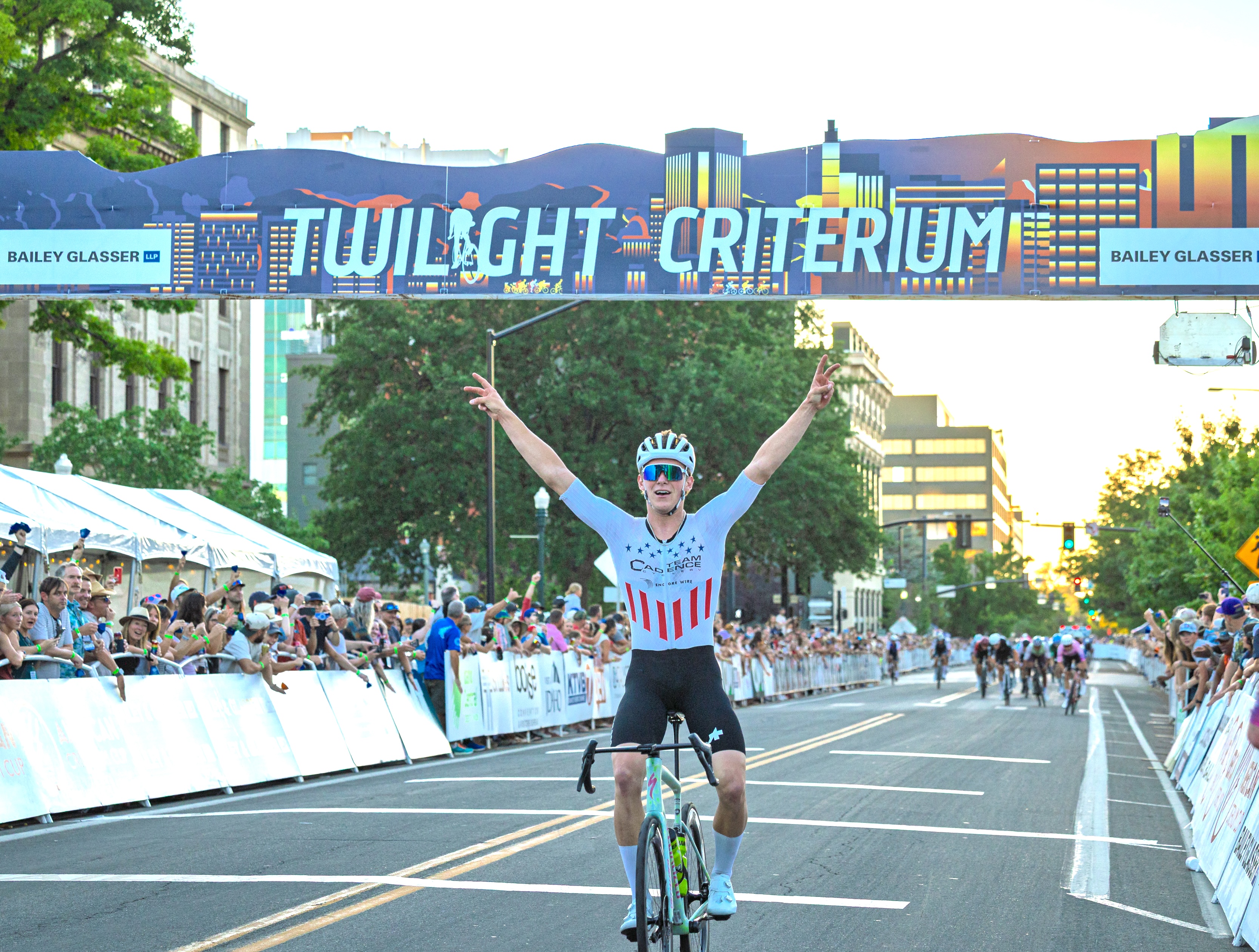 Luke Fetzer (Team Cadence Cyclery p/b Encore Wire) logra la victoria en solitario en el Boise Twilight Criterium 2025