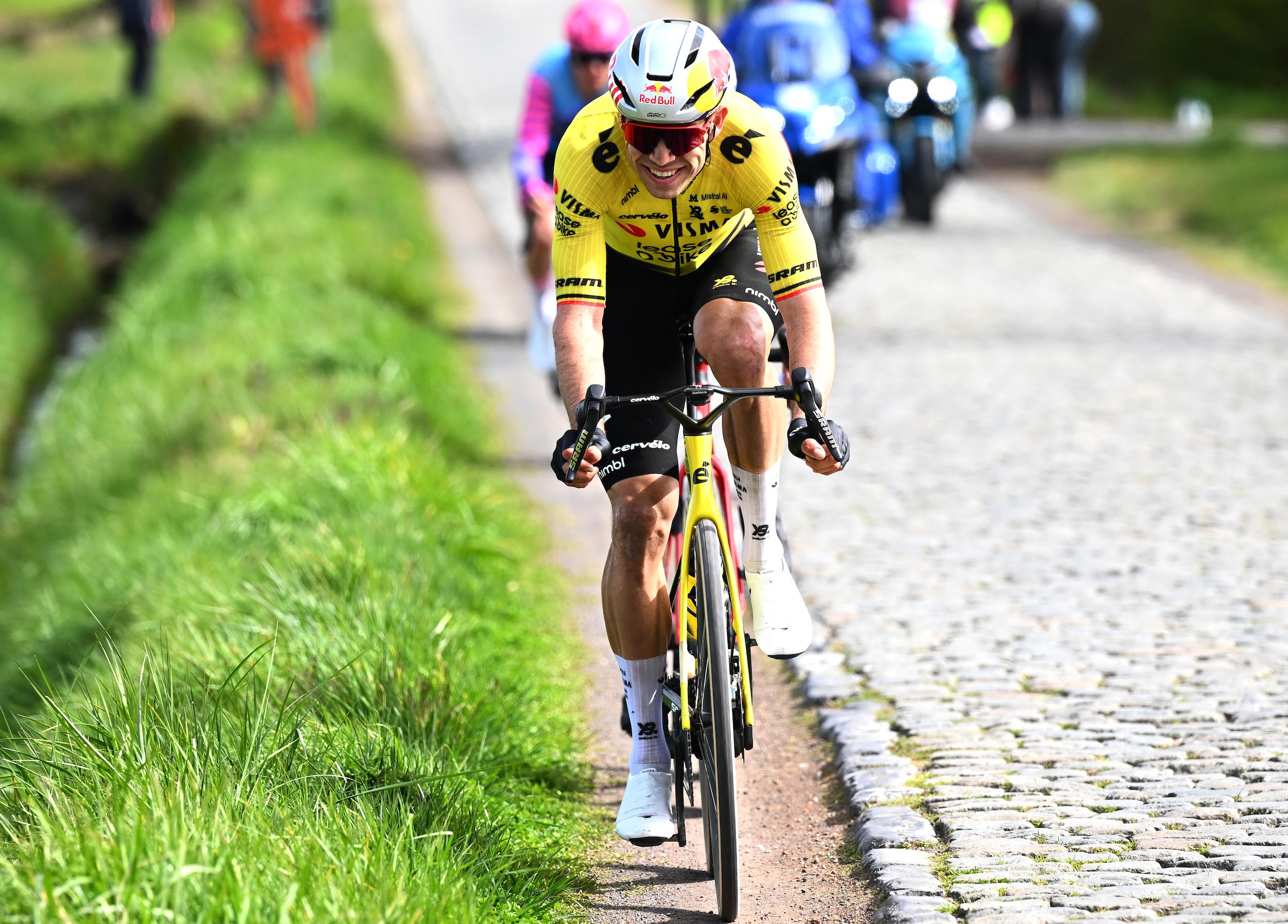 WAREGEM, BÉLGICA - 1 DE ABRIL: Wout van Aert de Visma-Lease a Bike durante la 80.a edición de Dwars door Vlaanderen an UCI World Tour 1.UWT carrera ciclista de un día para hombres Elite de 184 km con inicio en Roeselare y finalización en Waregem el 1 de abril de 2026 en Waregem, Bélgica, 04/01/2026 (Motordriver Kenny Verfaillie - Foto de Tomas Sisk / Fotonoticias