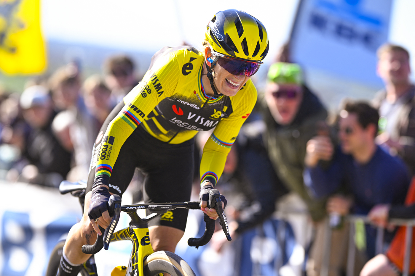 La francesa Pauline Ferrand Prevot del equipo Visma-Lease a Bike fotografiada en acción durante la carrera femenina del 'Ronde van Vlaanderen/ Tour des Flandres/ Tour de Flandes' Carrera ciclista de un día, 168,8 km con salida y llegada en Oudenaarde, domingo 6 de abril de 2025. BELGA FOTO JASPER JACOBS (Foto de JASPER JACOBS / BELGA MAG / Belga vía AFP) (Foto de JASPER JACOBS/BELGA MAG/AFP vía Getty Images)