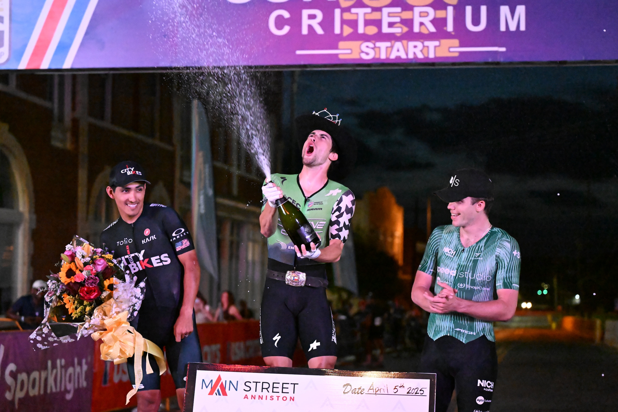 Podio élite masculino (de izquierda a derecha): Alfredo Rodríguez segundo, el ganador Lucas Bourgoyne y Michael Garrison tercero