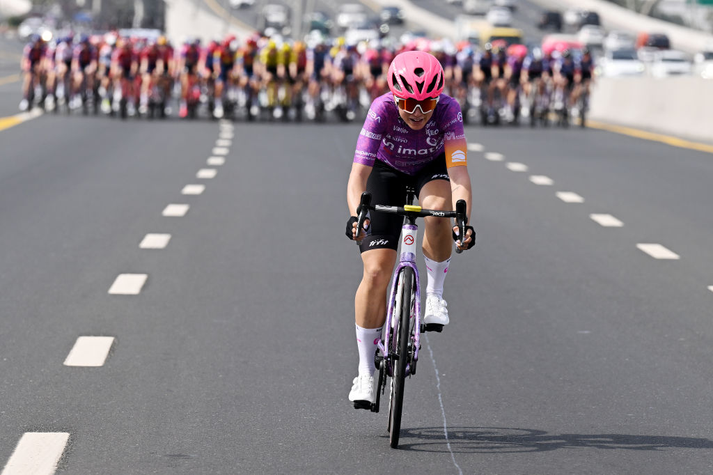 DUBAI, EMIRATOS ÁRABES UNIDOS - 6 DE FEBRERO: Linda Laporta de Italia y el equipo BePink - Imatra - Bongioanni atacan durante el 3er Tour Femenino de los EAU, etapa 1, una etapa de 149 km desde el Dubai Police Officer's Club hasta el puerto de Dubai / #UCIWWT / el 6 de febrero de 2025 en Dubai, Emiratos Árabes Unidos. (Foto de Tim de Waele/Getty Images)