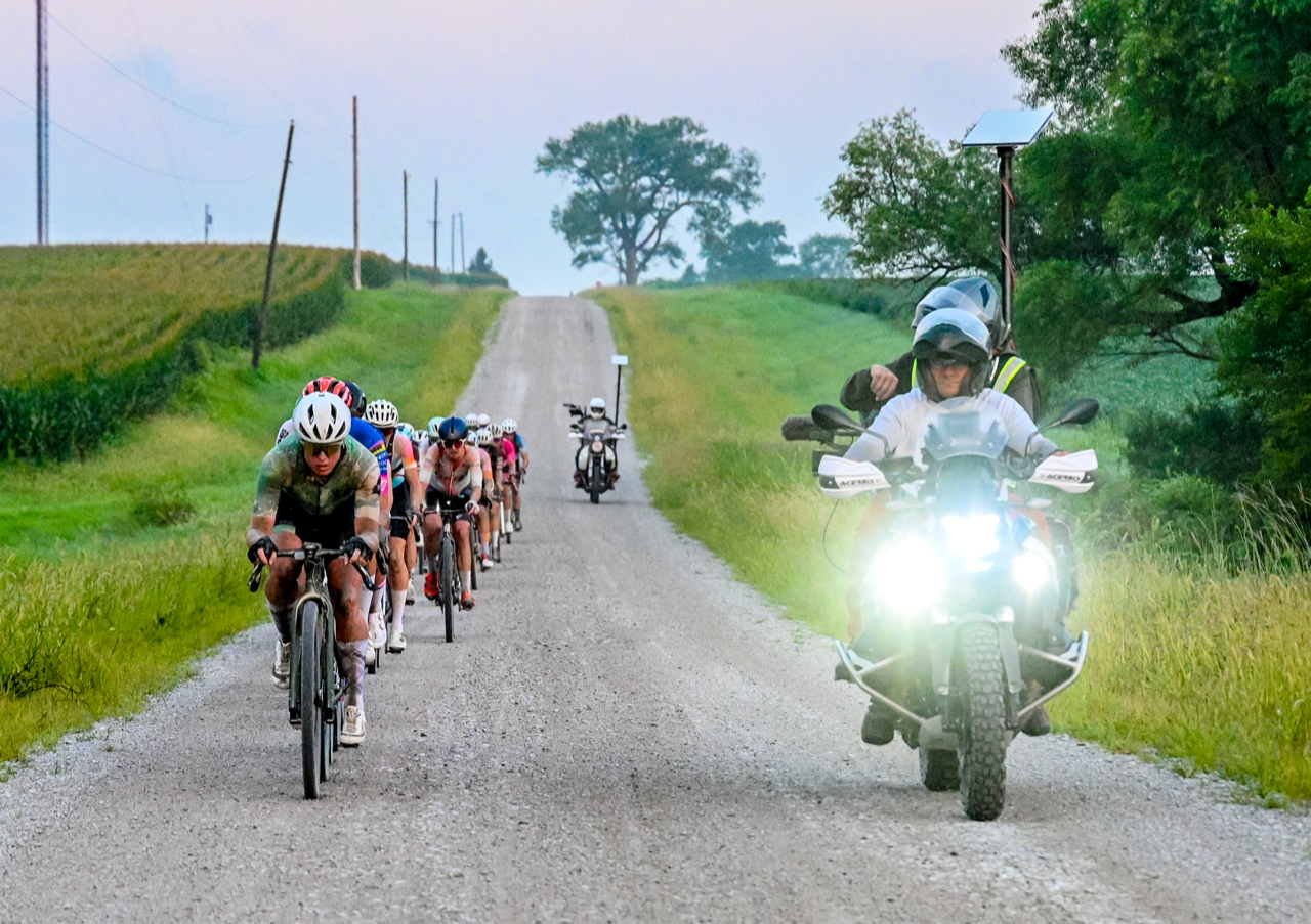 Las mujeres de élite en 2025 Lauf Gravel Worlds actúan para una audiencia global mientras los locutores capturan los movimientos al frente de la carrera.