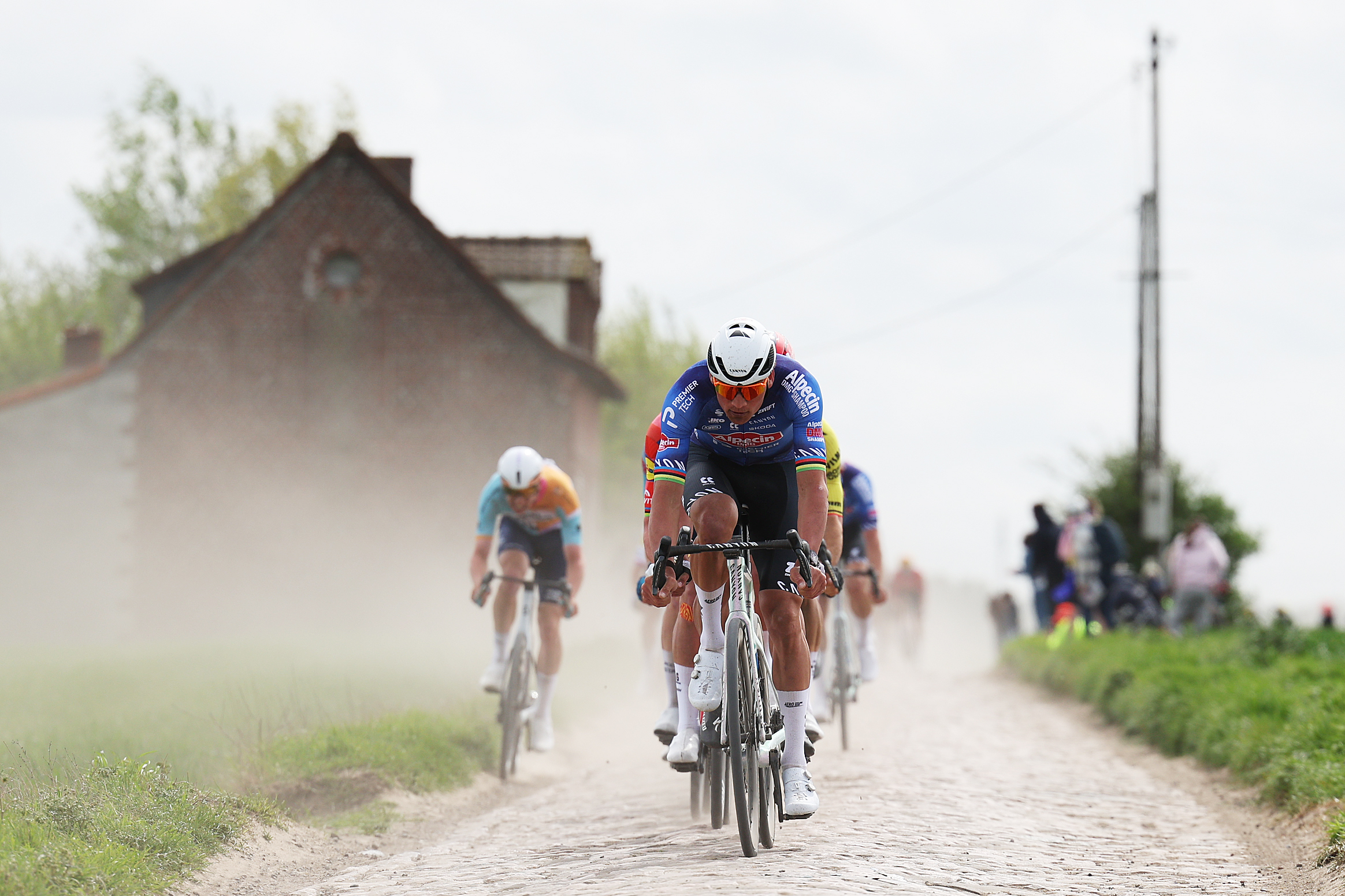 Mathieu van der poel en Paris Roubaix corriendo sobre adoquines