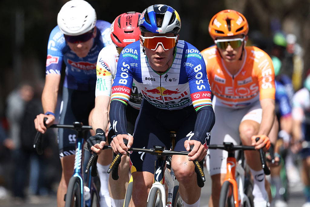 El piloto belga del Team Bora, Remco Evenepoel, compite durante la séptima y última etapa de la 'Volta a Catalunya' 2026. Vuelta ciclista a Cataluña, carrera de 95,1 km entre Barcelona y Barcelona, ​​el 29 de marzo de 2026. (Foto de Josep LAGO / AFP)