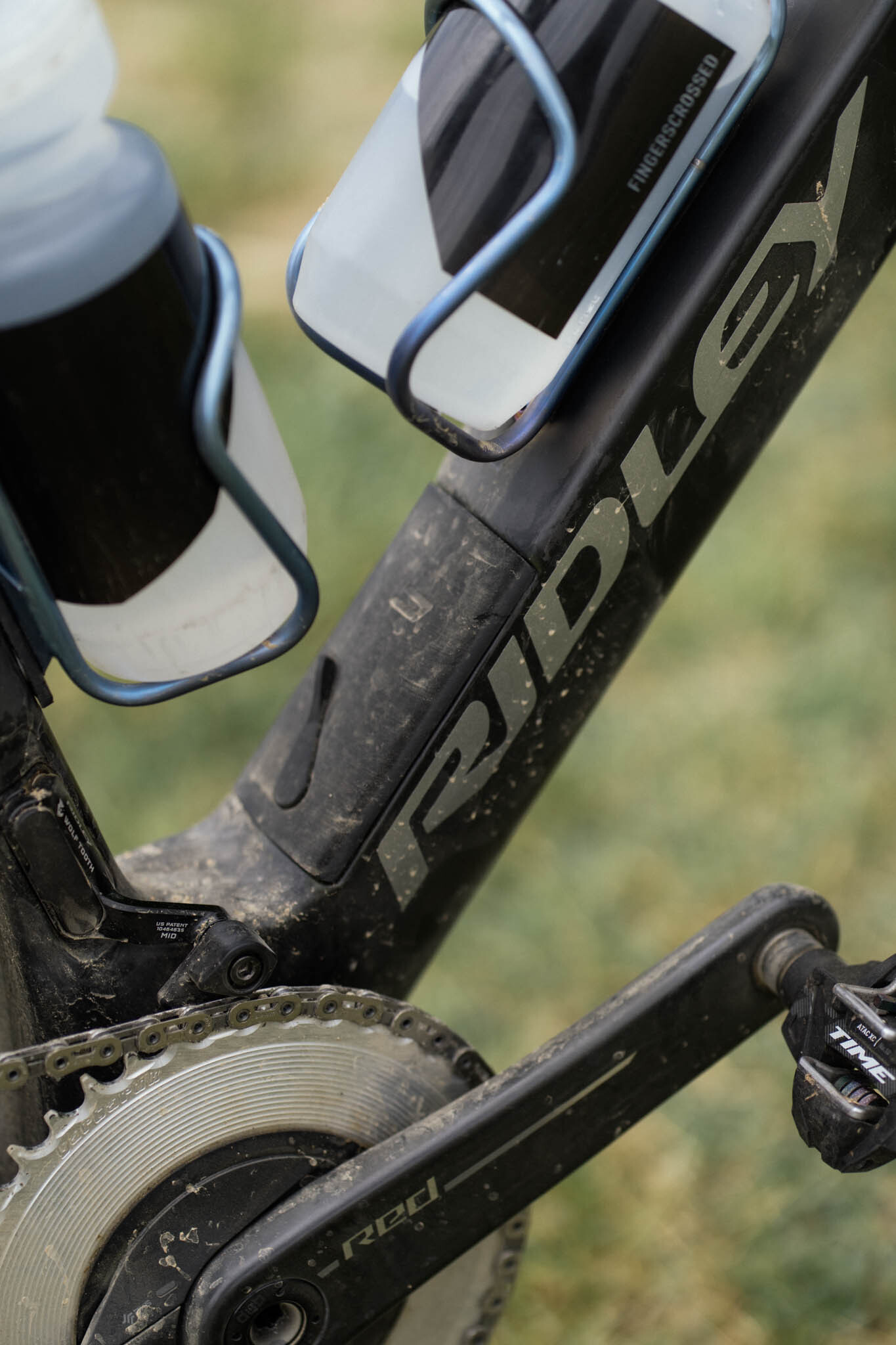Un prototipo de bicicleta de gravel aero Ridley en negro mate de la Traka 2026