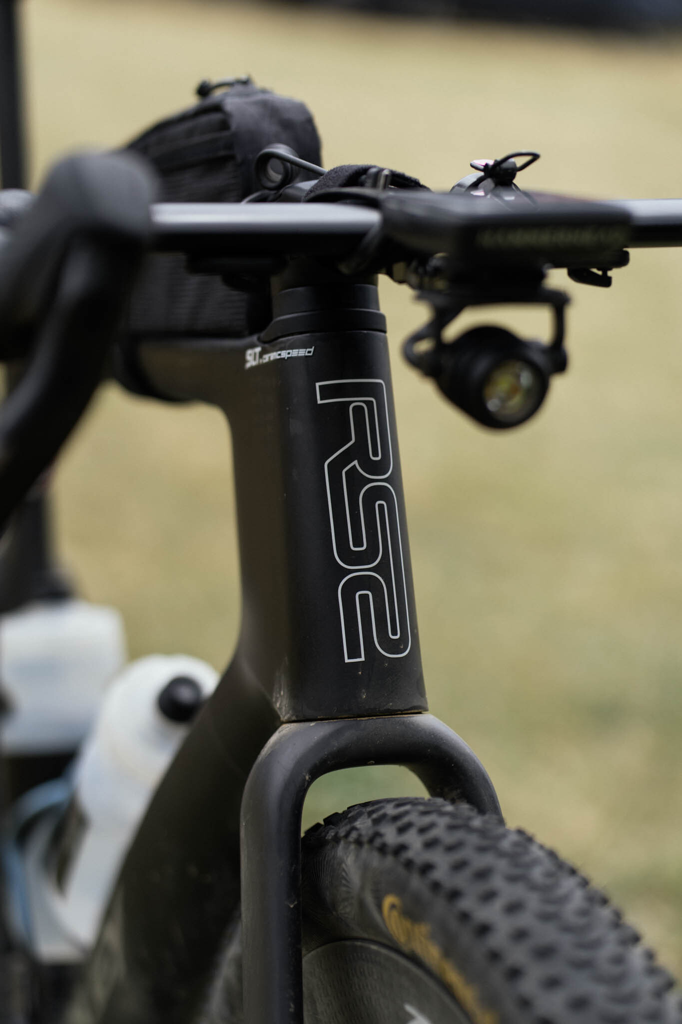 Un prototipo de bicicleta de grava aero Ridley en negro mate de Traka 2026'