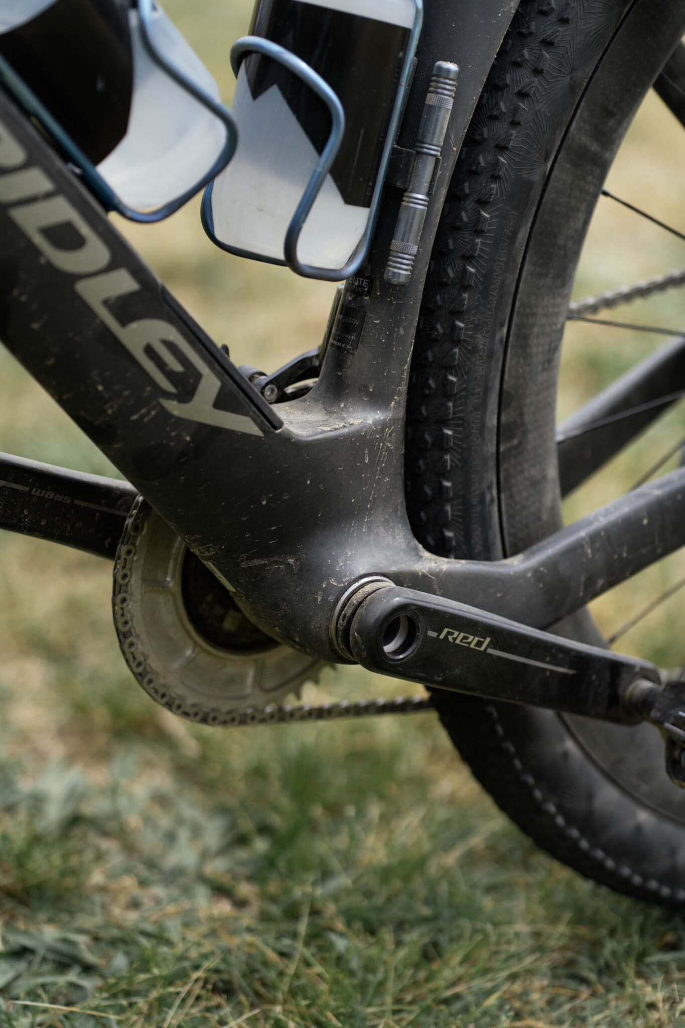 Un prototipo de bicicleta de gravel aero Ridley en negro mate de la Traka 2026