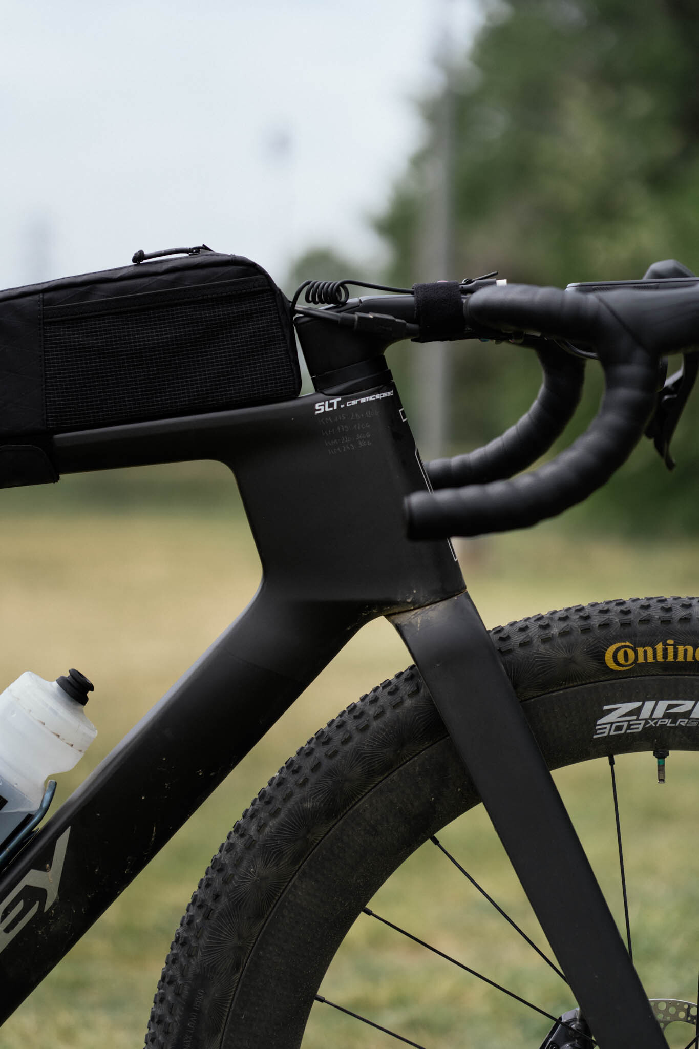 Un prototipo de bicicleta de gravel aero Ridley en negro mate de la Traka 2026