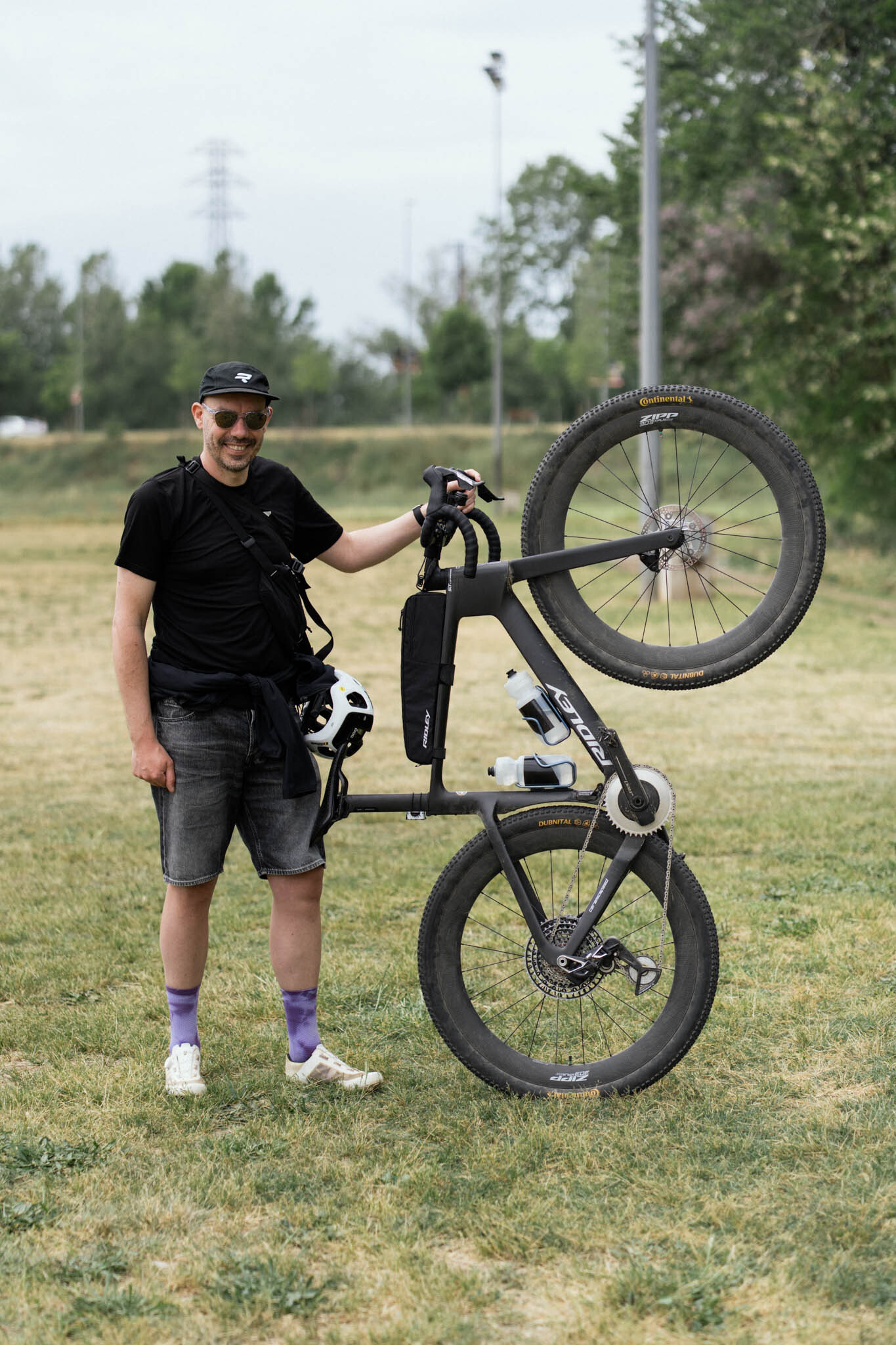 Un prototipo de bicicleta de gravel aero Ridley en negro mate de la Traka 2026