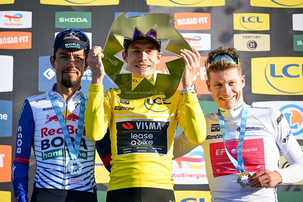 El colombiano Daniel Felipe Martínez de Red Bull-BORA-hansgrohe, el danés Jonas Vingegaard del equipo Visma-Lease a Bike y el alemán Georg Steinhauser de EF Education-EasyPost fotografiados en el podio final tras la etapa final de la 84.ª edición de la carrera ciclista París-Niza, una carrera de Niza a Niza (129,2 km), el domingo 15 de marzo de 2026. BELGA FOTO DAVID PINTENS (Foto de DAVID PINTENS / BELGA MAG / Belga vía AFP)