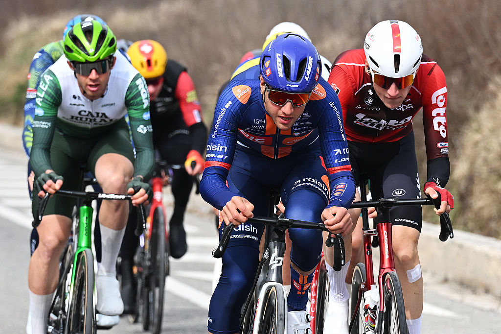 Mattia Gaffuri de Italia y Team Picnic PostNL y Liam Slock de Bélgica y Team Lotto Intermarche compiten en la escapada durante la etapa 4 de Tirreno-Adriatico.