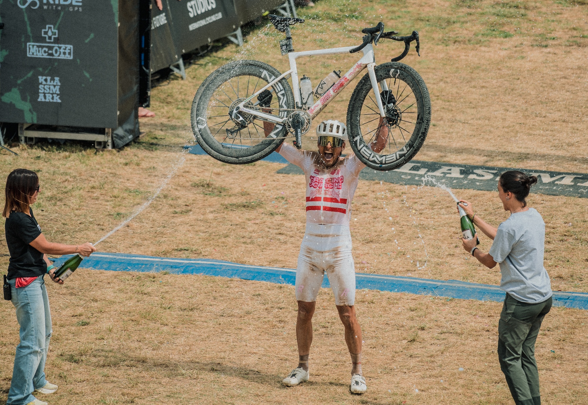Lukas Postlberger levanta su bicicleta por encima de su cabeza tras cruzar la meta como ganador de la Traka 200