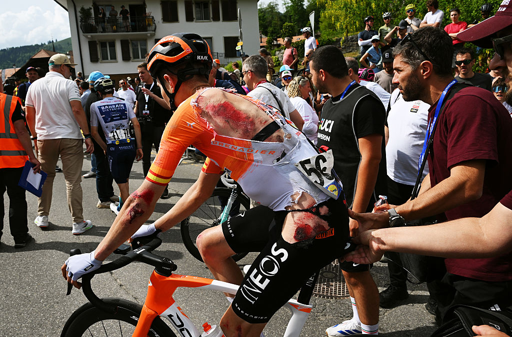CHARMEY, SUIZA - 2 DE MAYO: (NOTA DEL EDITOR: La imagen representa la muerte; la imagen contiene contenido gráfico). Carlos Rodríguez de España y el equipo INEOS Grenadiers reaccionan después de verse involucrados en un accidente después del 79.º Tour de Romandía 2026, etapa 4, una etapa de 149,6 km desde Broc a Charmey / #UCIWT / el 2 de mayo de 2026 en Charmey, Suiza. (Foto de Dario Belingheri/Getty Images)