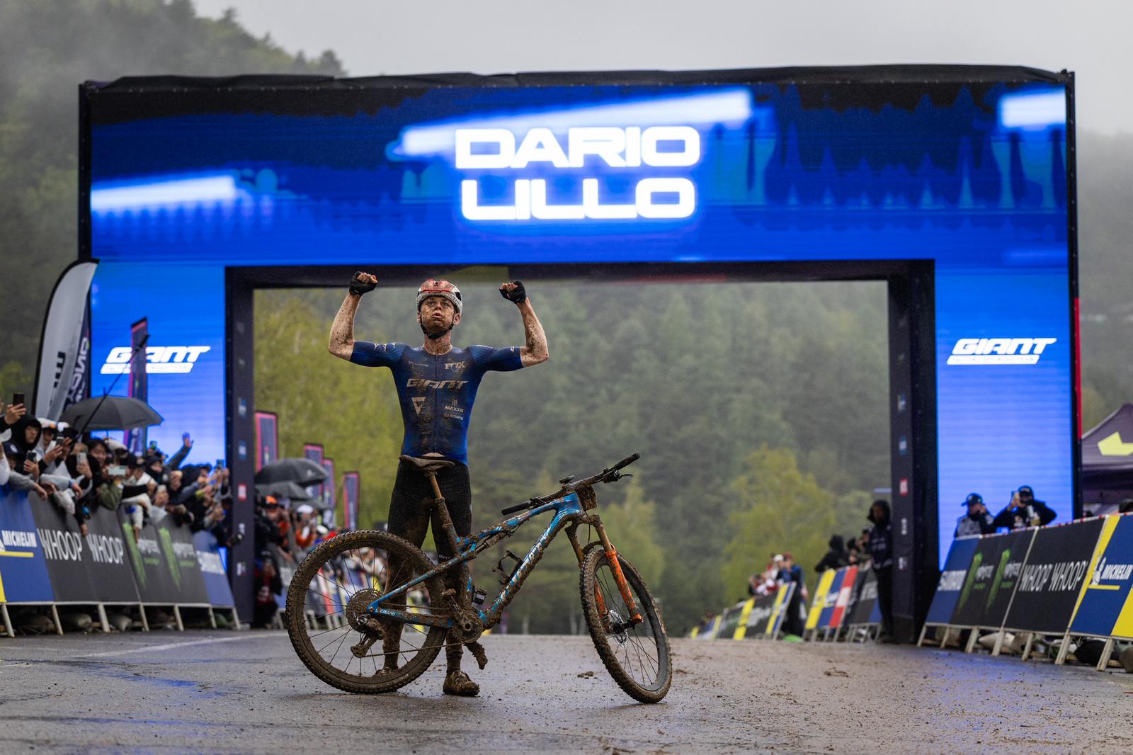 Dario Lillo (Giant Factory Off-Road) celebra ganar la Copa del Mundo UCI XCO MONA YongPyong