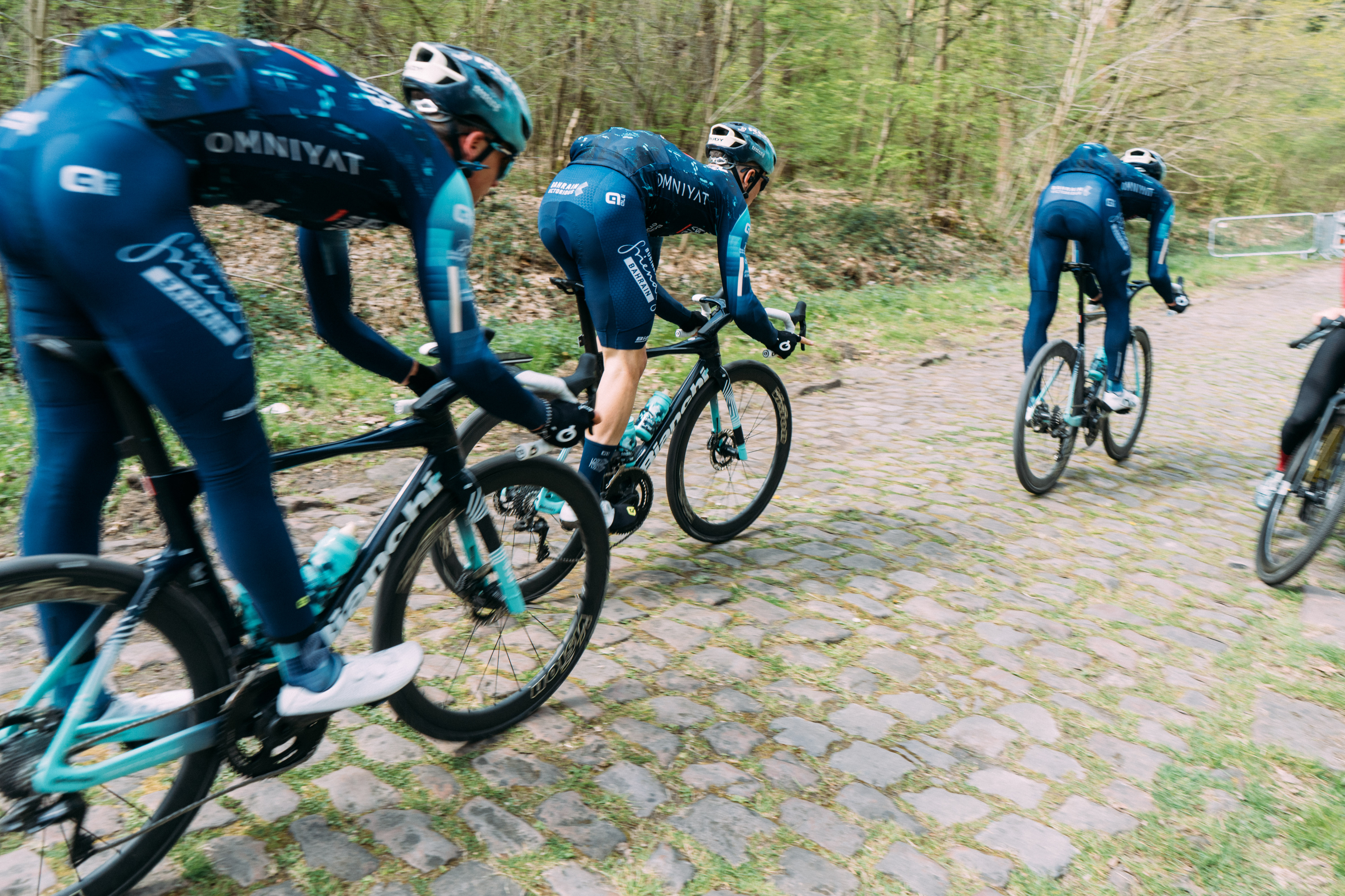 Los ciclistas recorren en bicicleta los adoquines antes de Paris Roubaix 2026