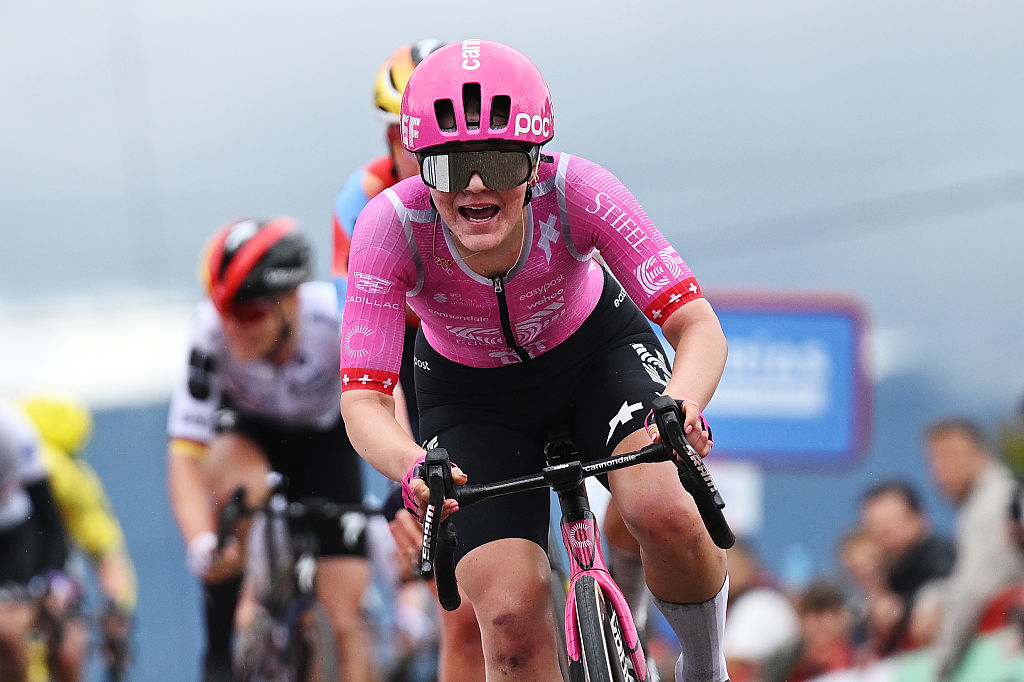 SALVATERRA DE MINO, ESPAÑA - 3 DE MAYO: Noemí Ruegg de Suiza y el equipo EF Education-Oatly celebra en la línea de meta como ganadora de etapa durante la 12ª La Vuelta Femenina 2026, Etapa 1, una etapa de 113,9 km desde Marín a Salvaterra de Miño / #UCIWWT / el 3 de mayo de 2026 en Salvaterra de Miño, España. (Foto de Szymon Gruchalski/Getty Images)