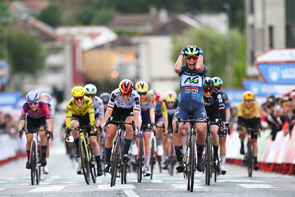 Shari Bossuyt (AG Insurance - Soudal) celebra tras ganar la etapa 2 de La Vuelta Femenina 2026. (Foto de Szymon Gruchalski/Getty Images)