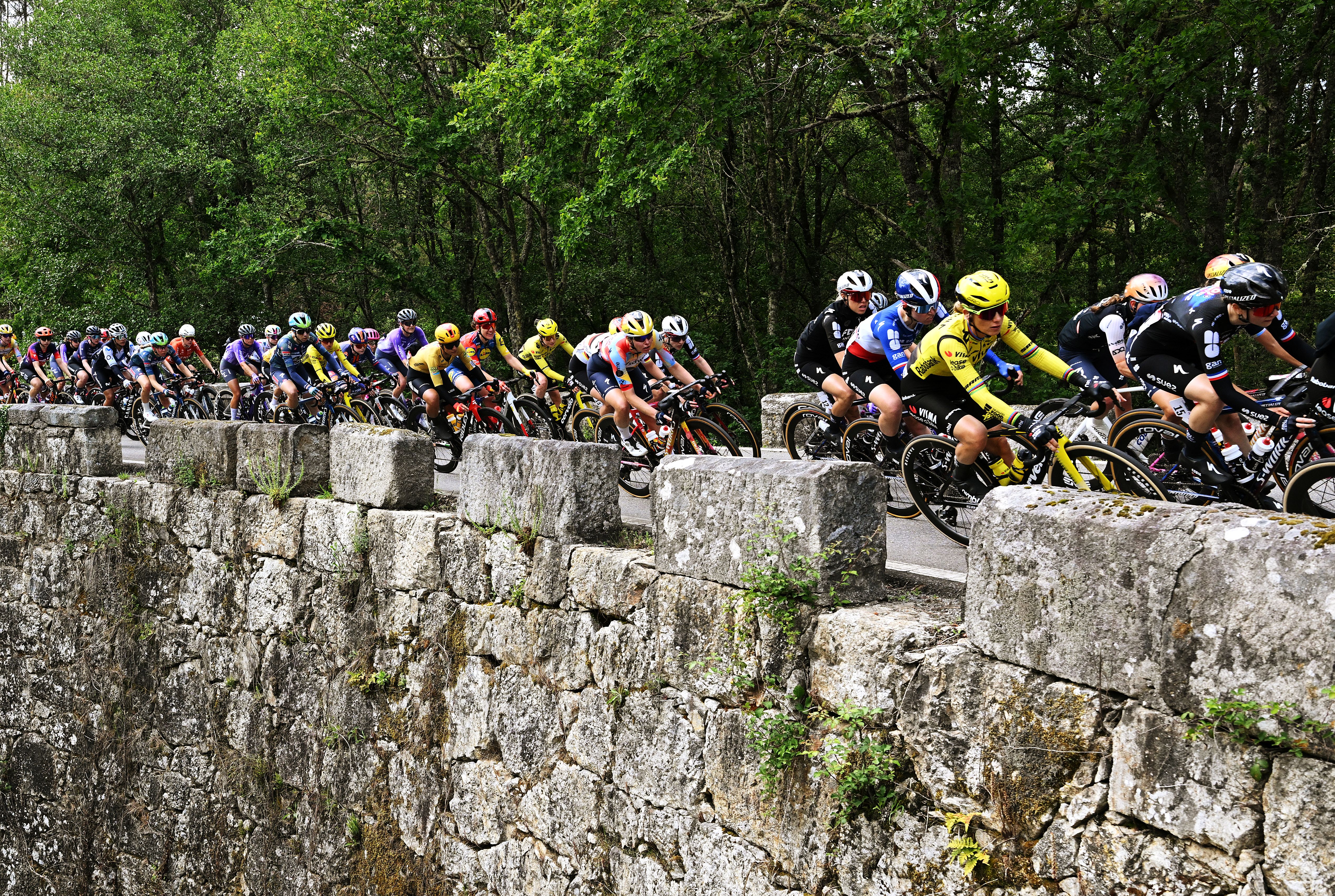 SAN-CIBRAO-DAS-VINAS, ESPAÑA - 4 DE MAYO: Una visión general de Pauline Ferrand-Prevot de Francia y el equipo Visma | Lease a Bike, Marie Le Net de Francia y Team FDJ United - SUEZ, Lea Curinier de Francia, Evita Muzic de Francia y Team FDJ United - SUEZ y el pelotón compitiendo durante la 12ª La Vuelta Femenina 2026, Etapa 2, una etapa de 109,8 km desde Lobios hasta San Cibrao das Vinas / #UCIWWT / el 4 de mayo de 2026 en San Cibrao das Viñas, España. (Foto de Szymon Gruchalski/Getty Images)