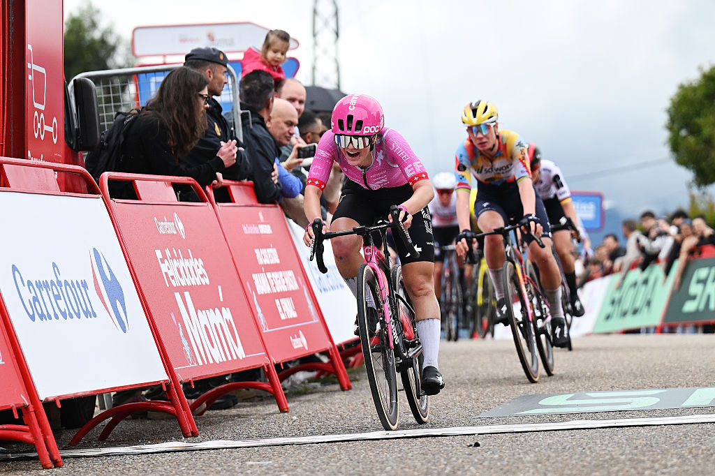 SALVATERRA DE MINO, ESPAÑA - 3 DE MAYO: Noemí Ruegg de Suiza y el equipo EF Education-Oatly celebra en la línea de meta como ganadora de etapa durante la 12ª La Vuelta Femenina 2026, Etapa 1, una etapa de 113,9 km desde Marín a Salvaterra de Miño / #UCIWWT / el 3 de mayo de 2026 en Salvaterra de Miño, España. (Foto de Szymon Gruchalski/Getty Images)