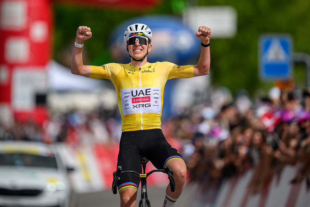 El ciclista esloveno del equipo UAE Emirates-XRG, Tadej Pogacar, celebra mientras cruza la línea de meta ganando la cuarta etapa de la gira mundial ciclista UCI Tour de Romandía, a 149,6 km de Broc y Charmey, en Charmey, Suiza, el 2 de mayo de 2026. (Foto de Fabrice COFFRINI / AFP)