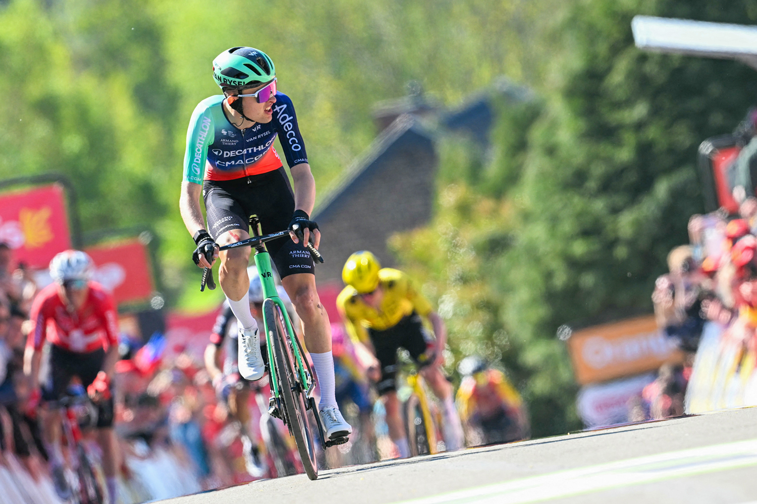 El francés Paul Seixas del equipo Decathlon CMA CGM llega para cruzar la línea de meta y ganar 'La Fleche Wallonne' Carrera ciclista de un día, 200 km de Herstal a Huy, el 22 de abril de 2026. (Foto de JOHN THYS/AFP vía Getty Images)