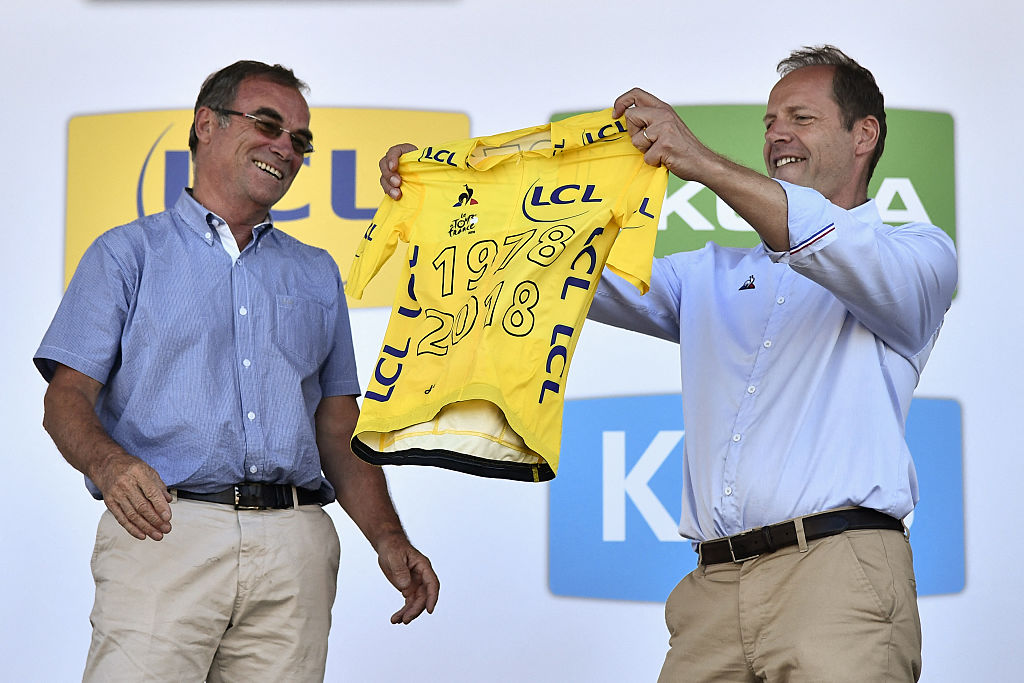 Christian Prudhomme porta el maillot amarillo del Tour de Francia junto al último ganador del Tour francés, Bernard Hinault