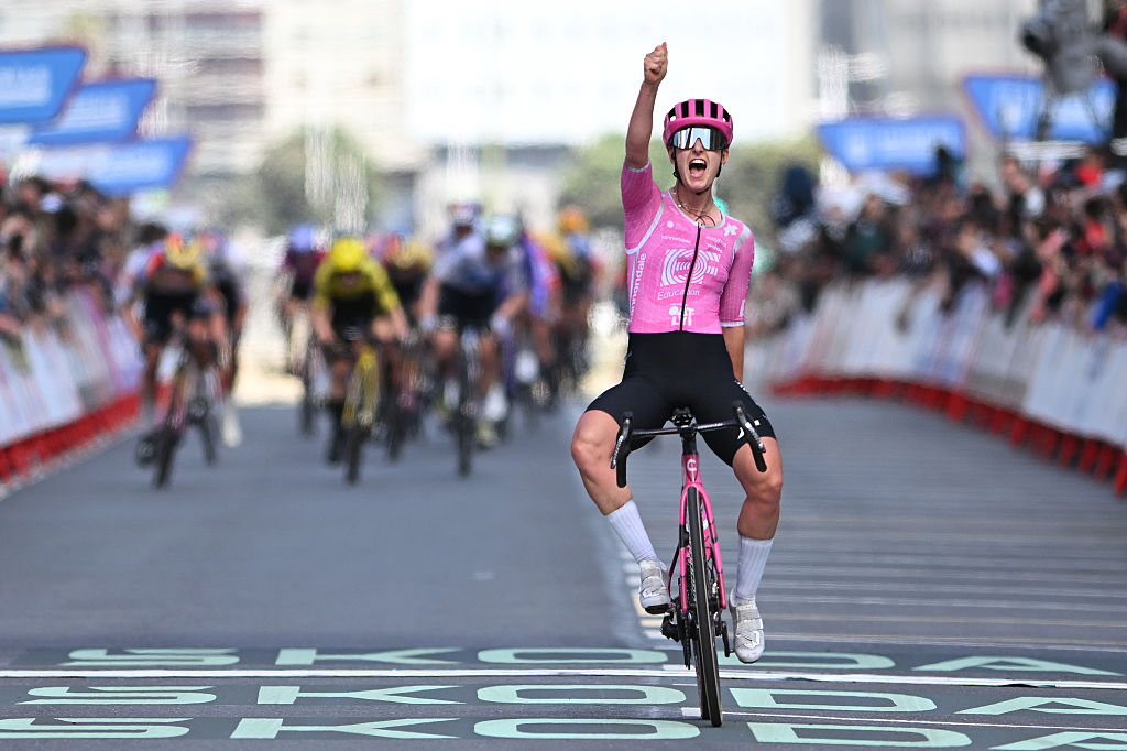 A CORUNA, ESPAÑA - 5 DE MAYO: Cedrine Kerbaol de Francia y el equipo EF Education-Oatly celebra en la línea de meta como ganador de etapa durante la 12.ª etapa de La Vuelta Femenina 2026, Etapa 3, una etapa de 121,2 km desde Padrón a A Coruña / #UCIWWT / el 5 de mayo de 2026 en A Coruña, España. (Foto de Szymon Gruchalski/Getty Images)