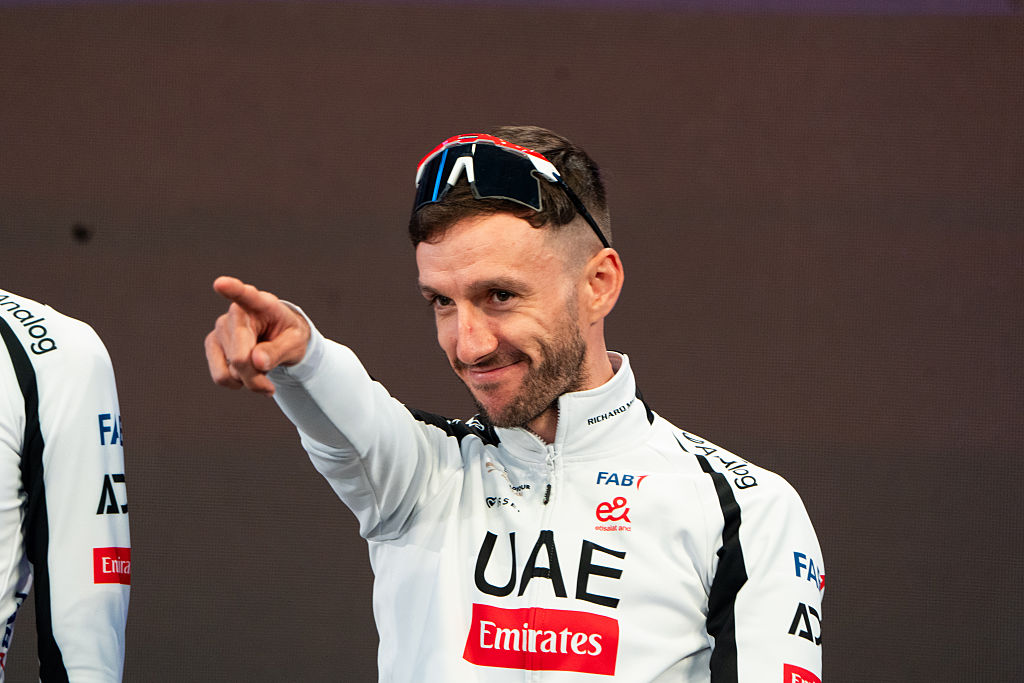 Adam Yates en el podio señalando a la multitud