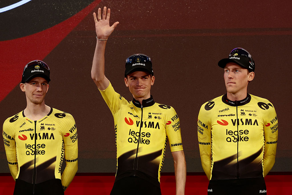 El ciclista estadounidense del equipo Visma Lease a Bike, Sepp Kuss, saluda durante la presentación del equipo en Burgas, el 6 de mayo de 2026, dos días antes de la salida del Giro de Italia 2026.