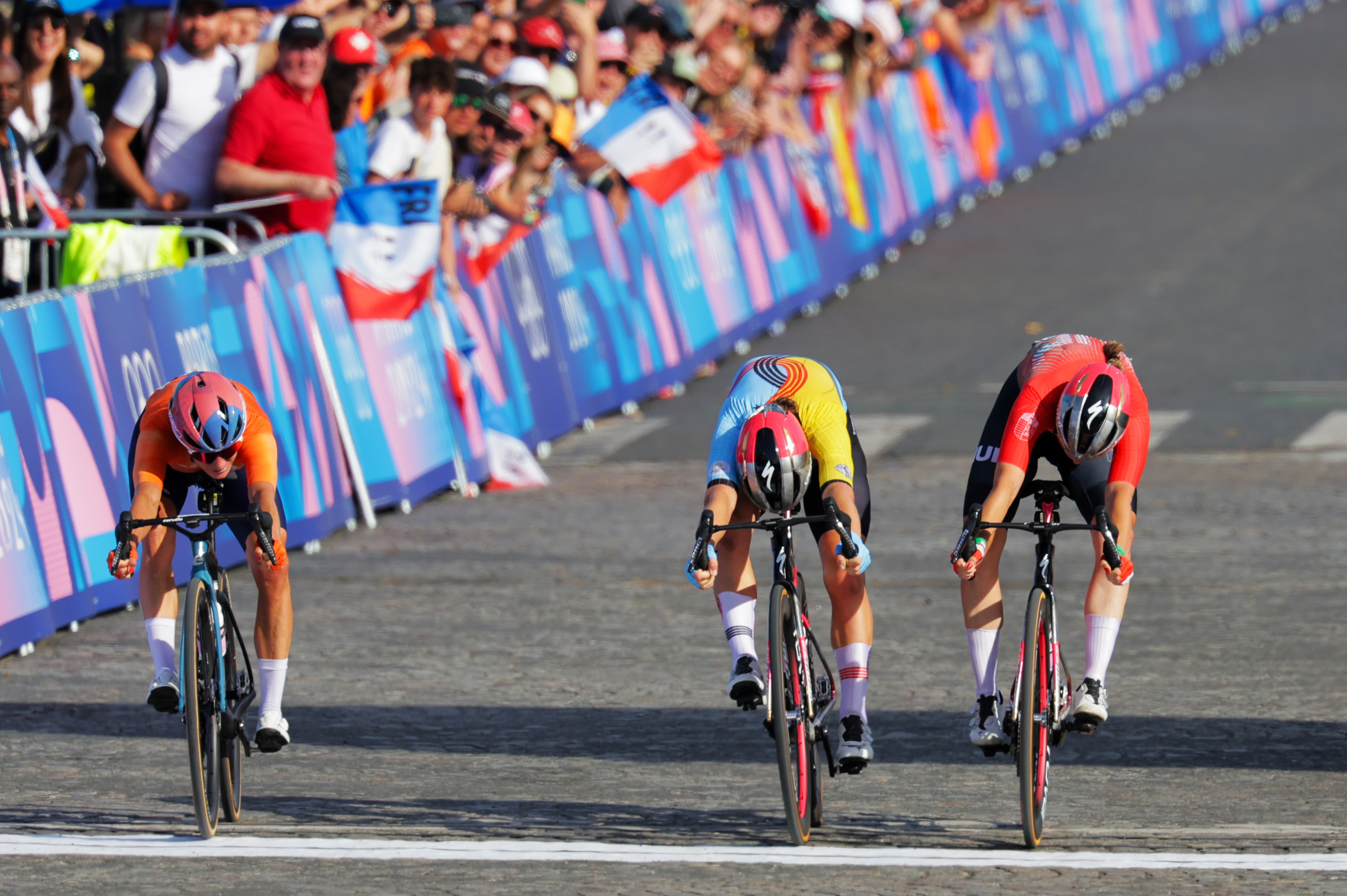 Marianne Vos (Países Bajos) corre al segundo lugar, Lotte Kopecky (Bélgica) termina tercera y Blanka Vas (Hungría) cuarta.