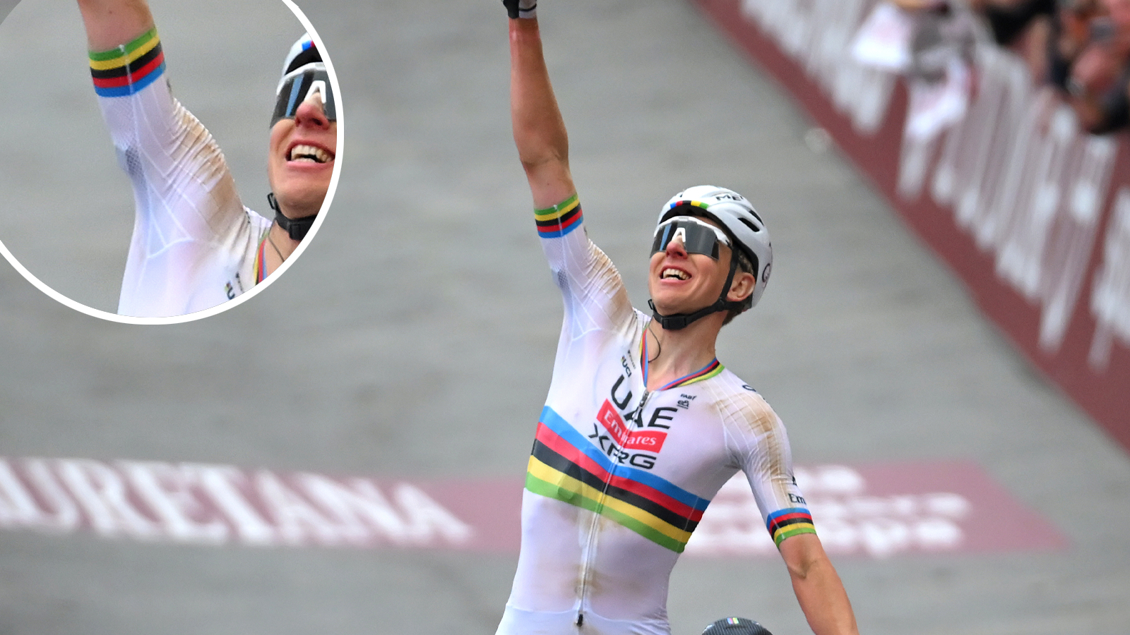 Tadej Pogacar celebrando en la meta de la Strade Bianche